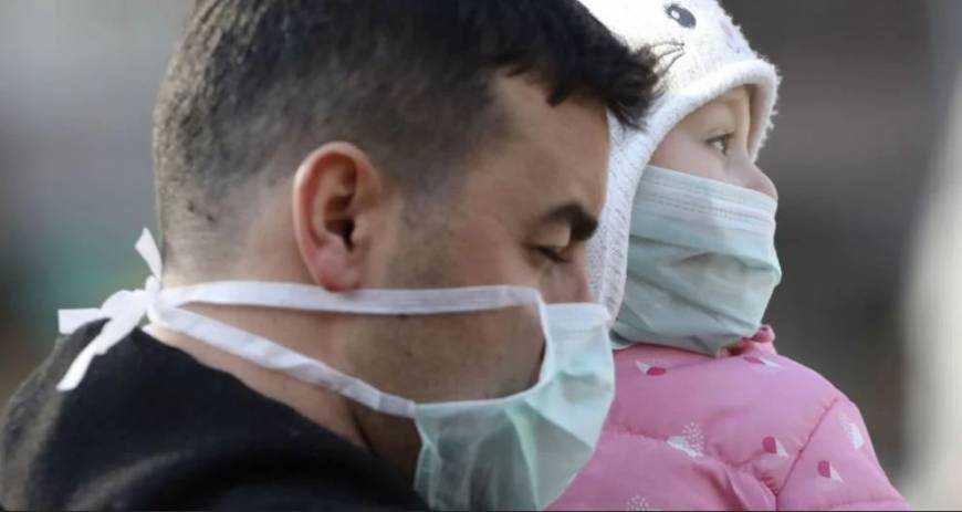Маски для детей до 2 лет опасны: врачи назвали главные правила полезной прогулки