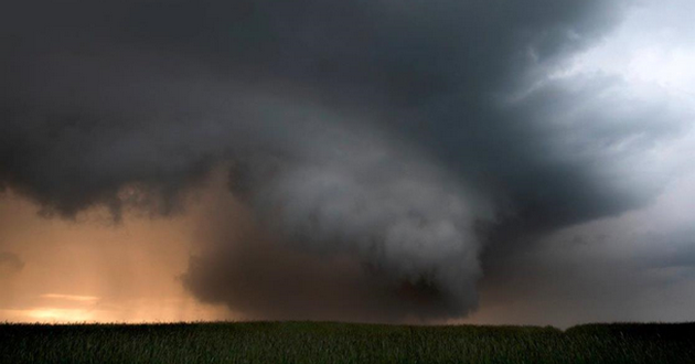 Смерч завис над селом: редкое явление в Украине