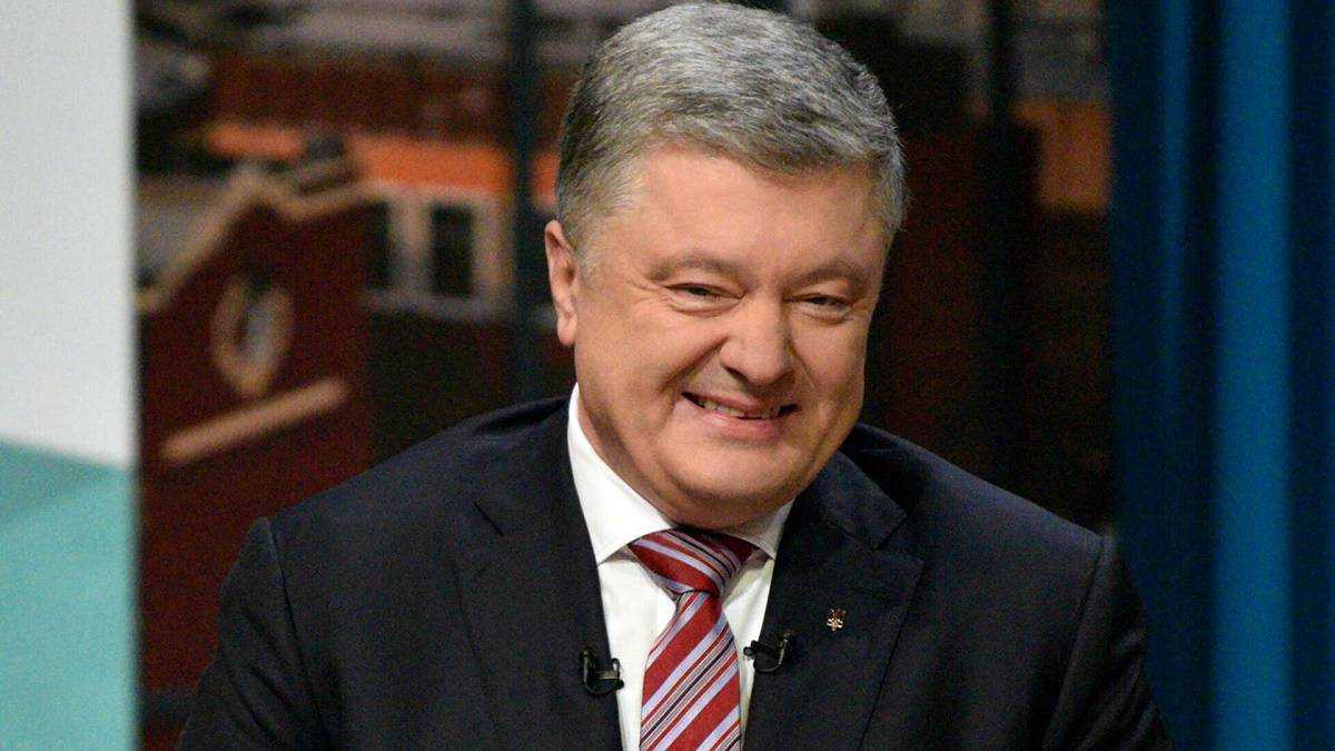 Вже не полуниця. Порошенко знову прибув на Донбас з гостинцями