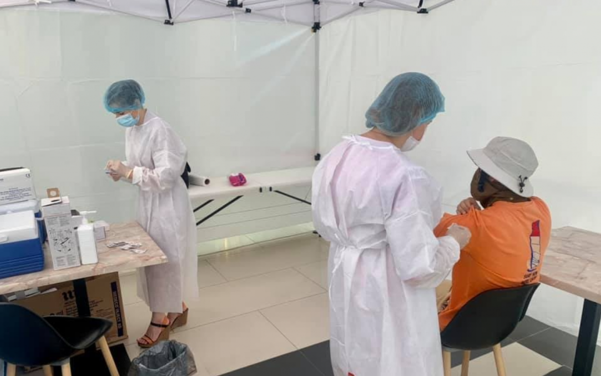 В Україні вперше провели масову вакцинацію препаратом Pfizer