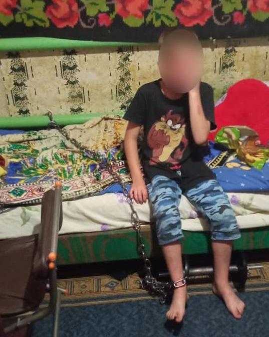 У Кривому Розі арештовано чоловіка, який утримував на ланцюгу 7-річного хлопчика
