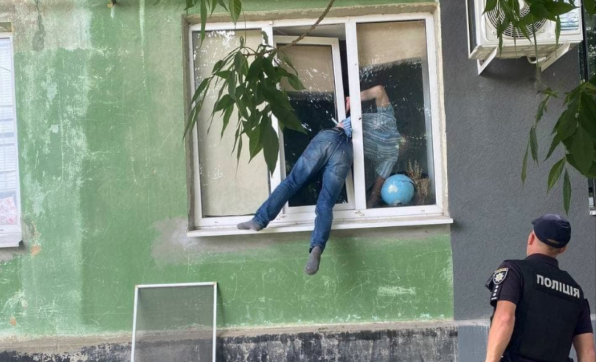П'яний херсонець намагався потрапити до колишньої коханої й застряг у вікні