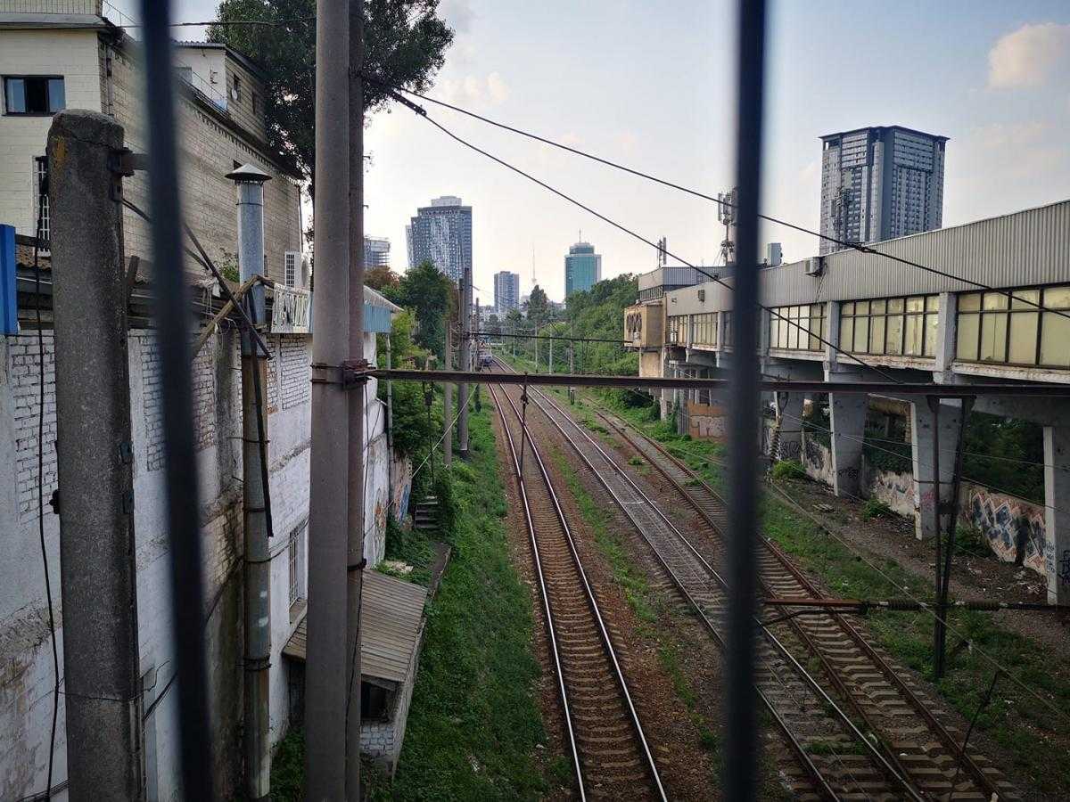 На приміському вокзалі Києва поїзд переїхав сплячого чоловіка