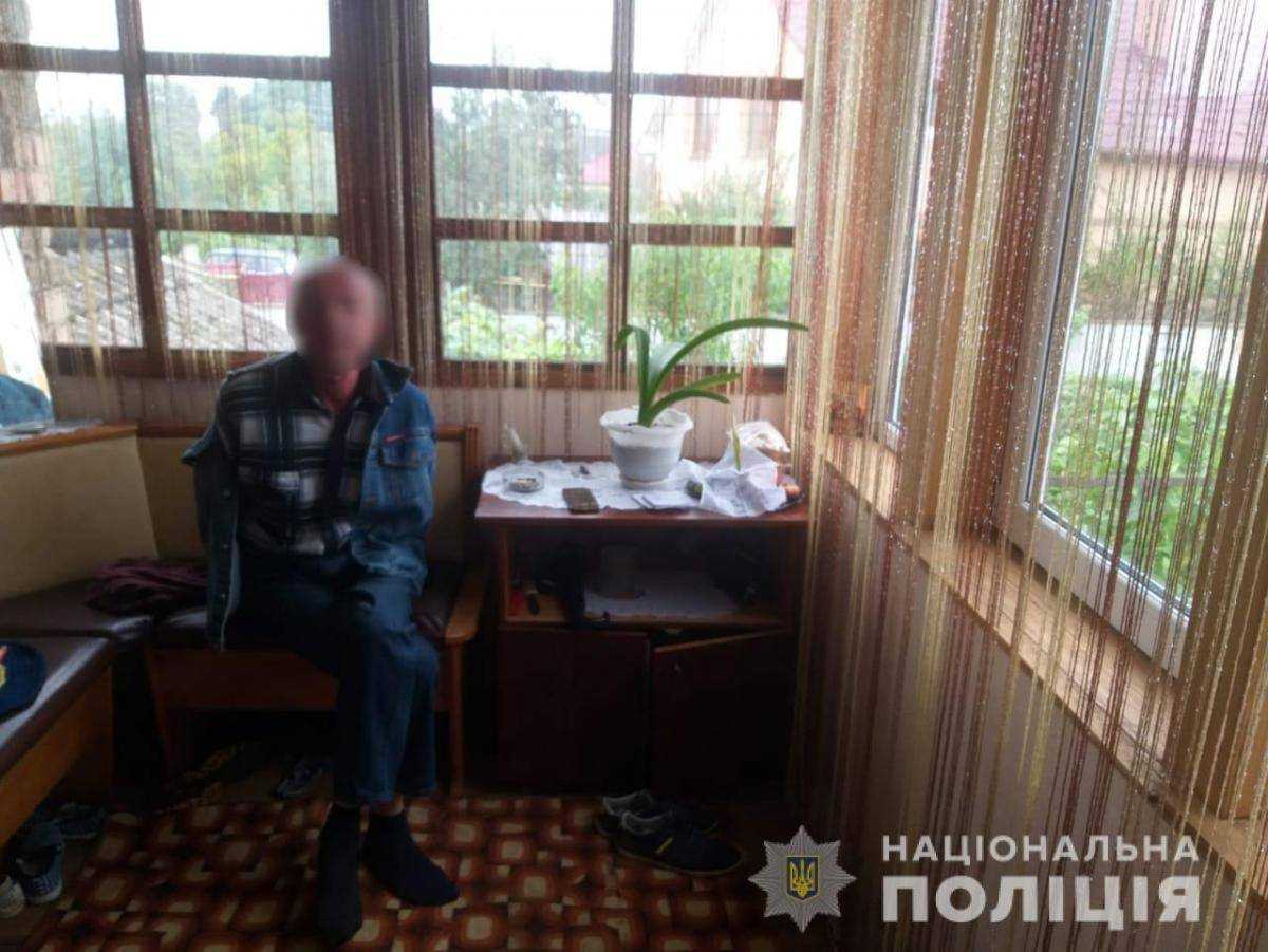 На Закарпатті чоловік встромив ніж у спину своєму племіннику