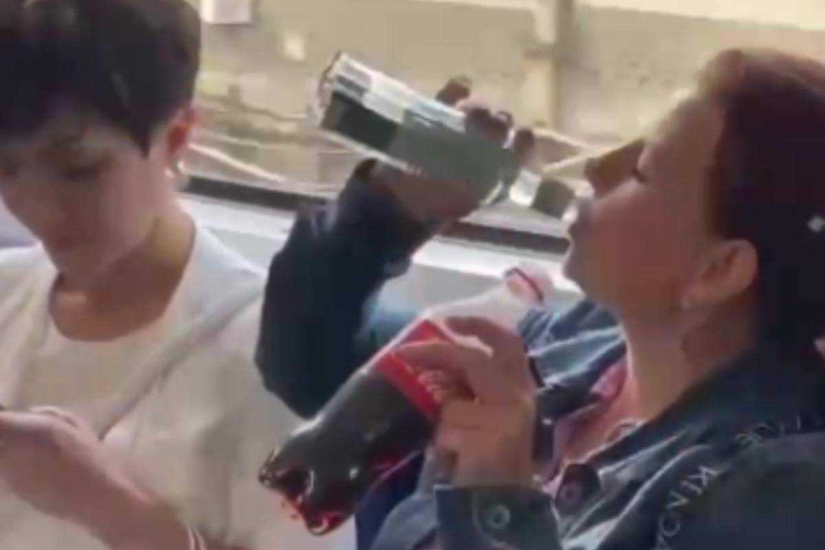 У київському метро жінка влаштувала "пиятику" й потрапила на відео