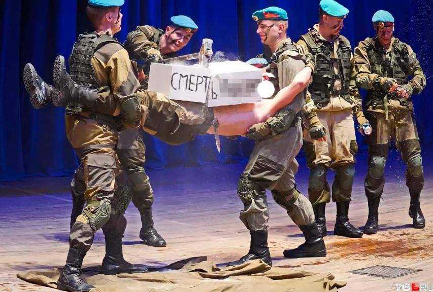 "Дітки пожартували": підлітки в РФ влаштували агресивну акцію просто на сцені й викликали обурення