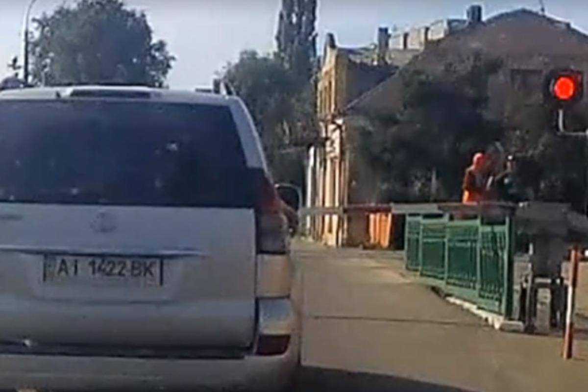 Секунди до загибелі: у мережі показали, як залізничник врятував пішохода у Рівному
