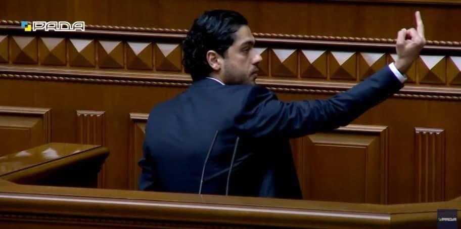 Лерос у Раді показав Зеленському непристойний жест: шокуюче відео