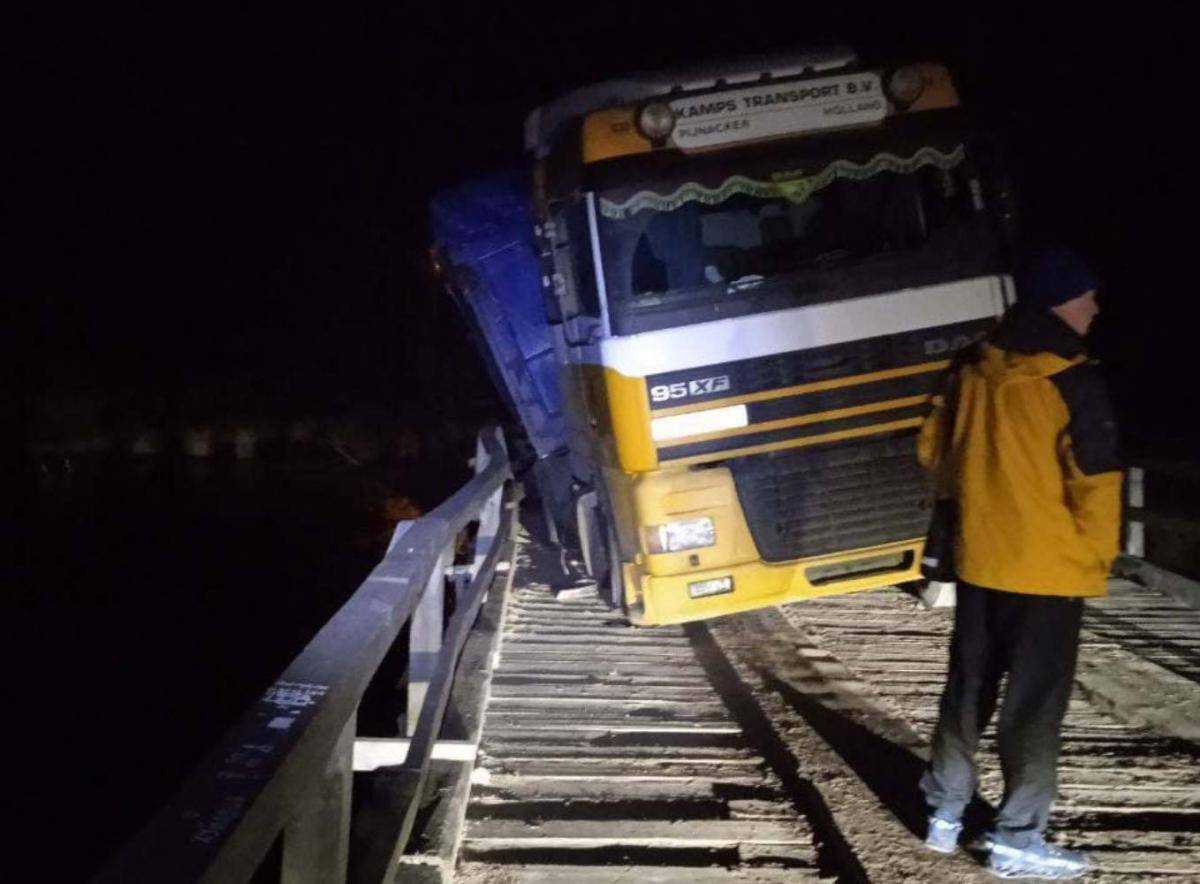 Фура зруйнувала міст через озеро, рух заблоковано