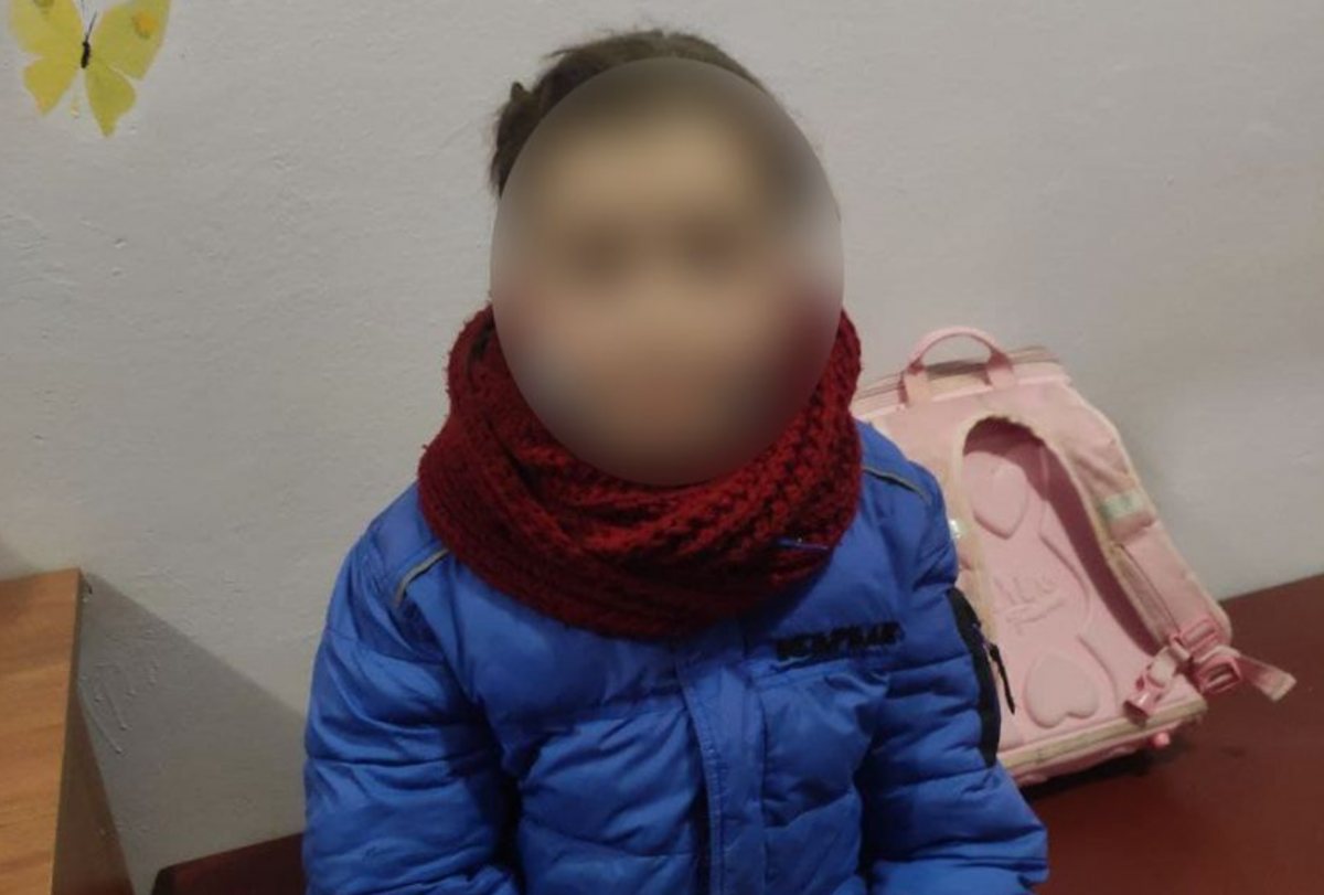 Мати пиячила вдома: у Дніпрі дівчинка з гострим бронхітом просила у перехожих гроші на ліки