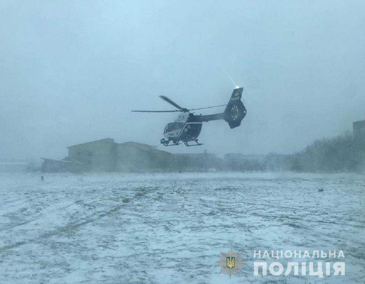 Поліцейські на гелікоптері привезли маленькій пацієнтці зі Львова нову печінку