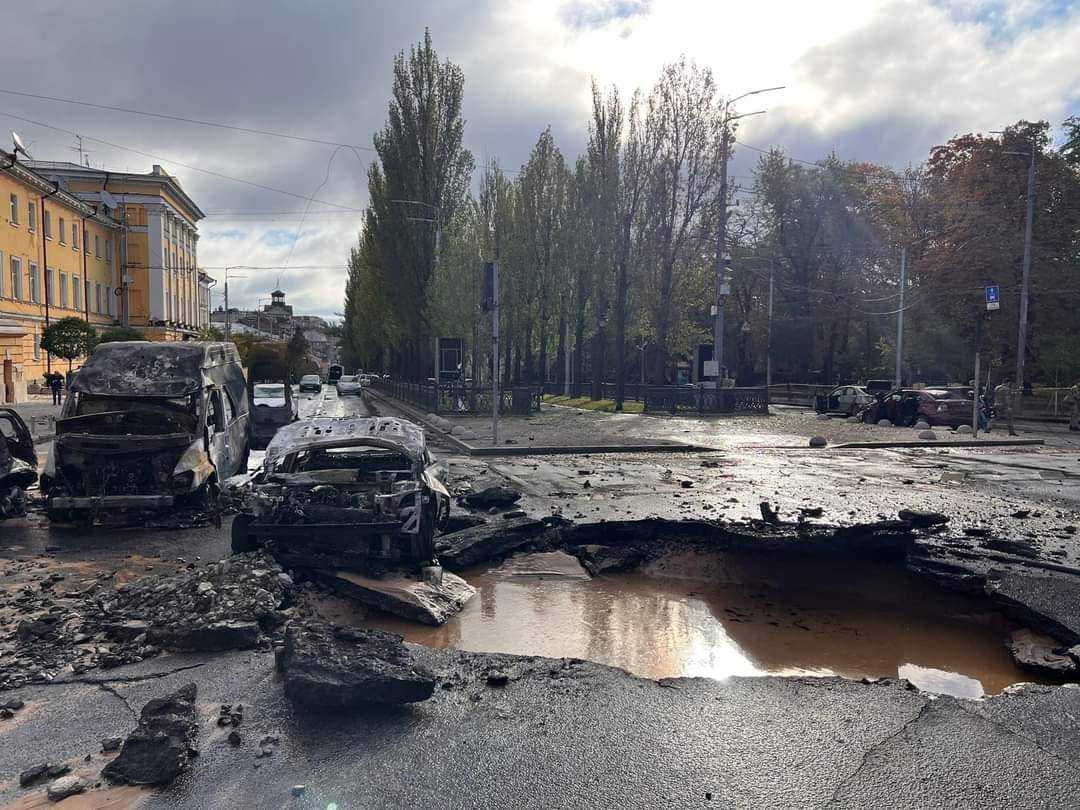 На фото показали наслідки ранкового обстрілу Києва