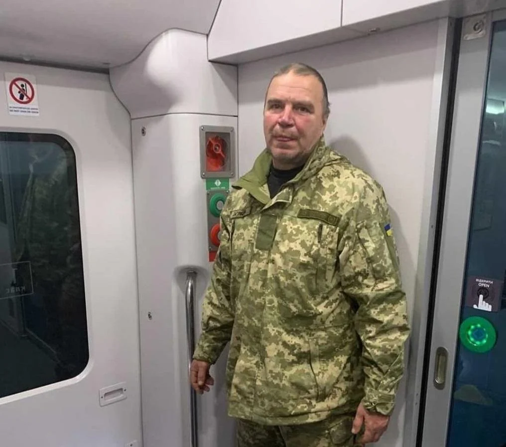 Скандал з віськовим: захисника, який їхав із фронту додому, вигнали в тамбур поїзда через "поганий запах"