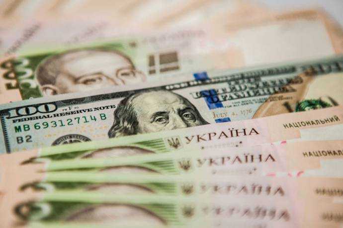 Официальный курс: гривня укрепилась к евро и доллару