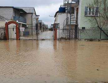 В Кирилловке под воду ушли десятки баз отдыха, спасатели эвакуируют людей