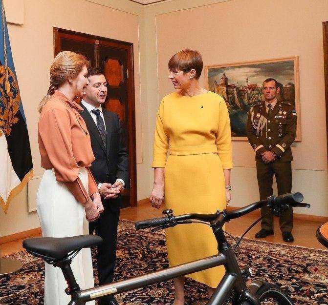 Президент Эстонии подарила Зеленскому велосипед