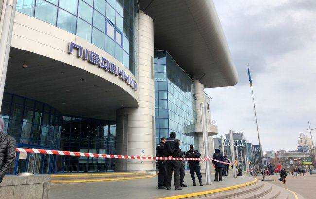 В Киеве эвакуируют людей с железнодорожного вокзала