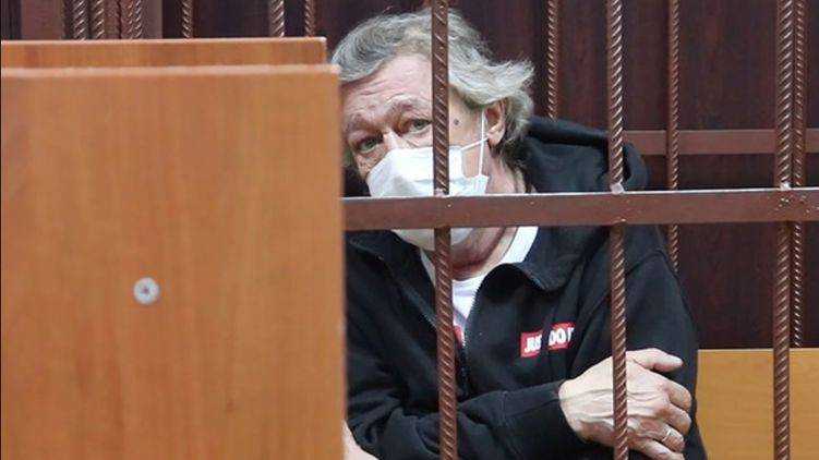 "Был в трауре из-за смерти лучшего друга". Стала известно, почему актер Ефремов напился накануне рокового ДТП