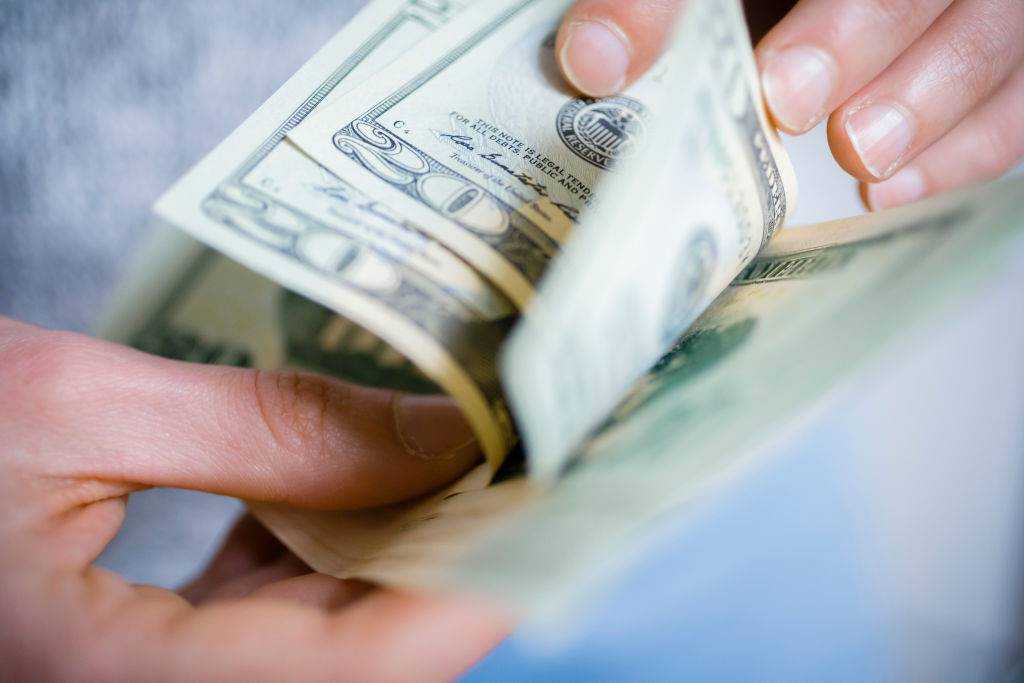 Официальный курс гривны установлен на уровне 24,22 грн/доллар