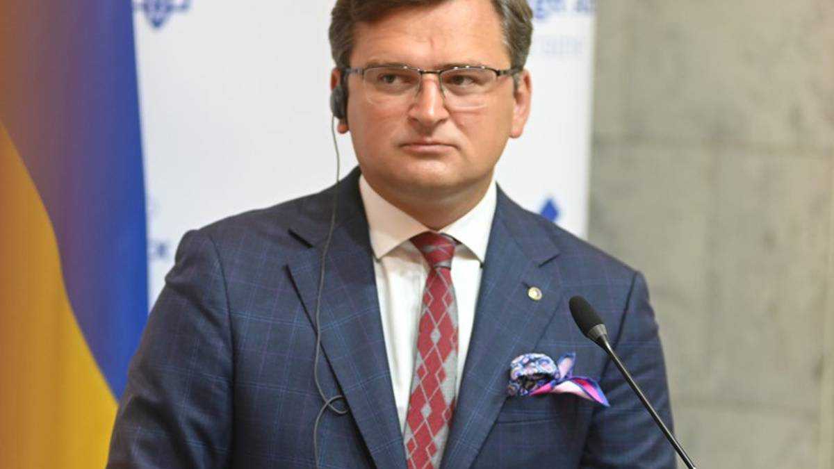 Кулеба: відведення російських військ не означає, що загроза зникла