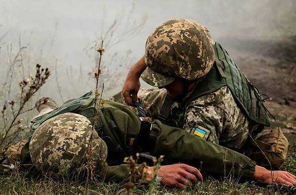 Автомобіль із військовими підірвався на Донбасі: один загинув, троє - поранені