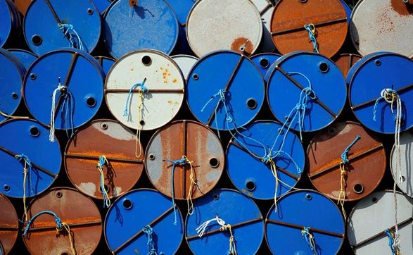 Нефть дешевеет на фоне опасений по поводу спроса и ожиданий данных об инфляции в США