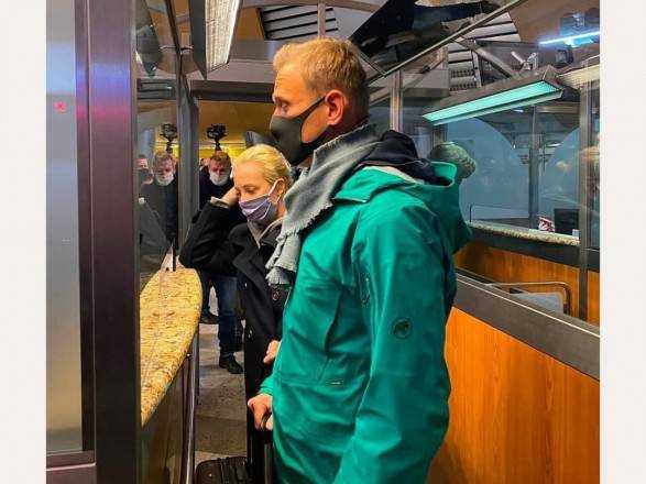Навального задержали во время паспортного контроля