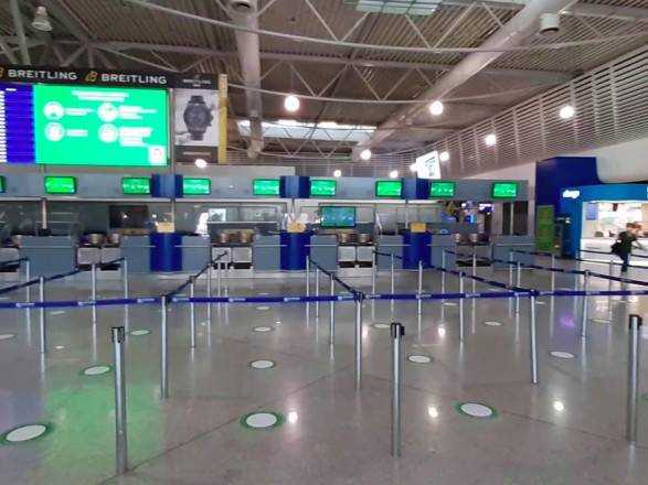 Заблокированные украинцы в Афинах пробудут еще сутки в полицейском участке: в МИДе сообщили детали