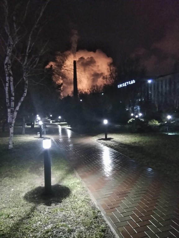 Мариупольцы приняли работу "Азовсталь" за пожар. Фото 1