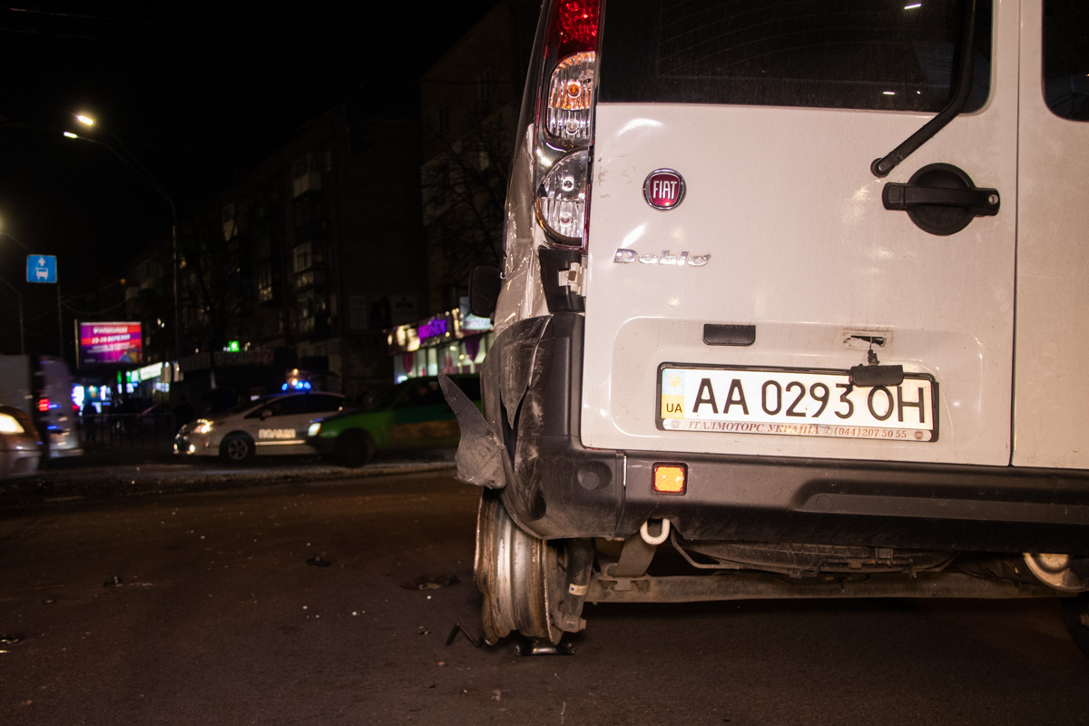 Chevrolet протаранил две машины и маршрутку, водителя вырезали спасатели