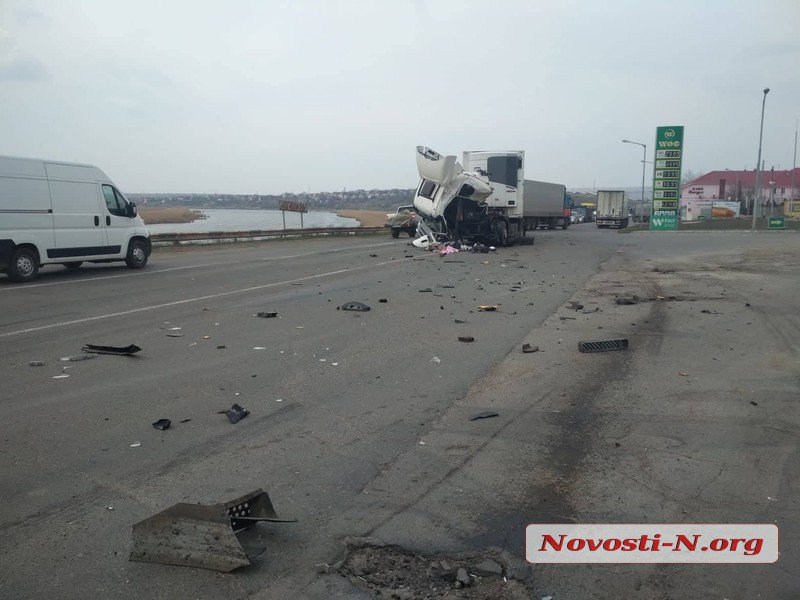 Под Николаевом зерновоз врезался в седельный тягач , фото