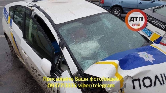 В Киеве авто патрульных влетело в столб, двое полицейских в больнице