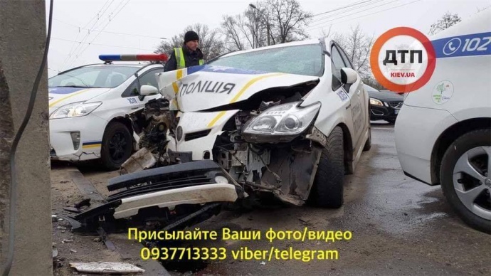авто патрульных влетело в столб, двое полицейских в больнице