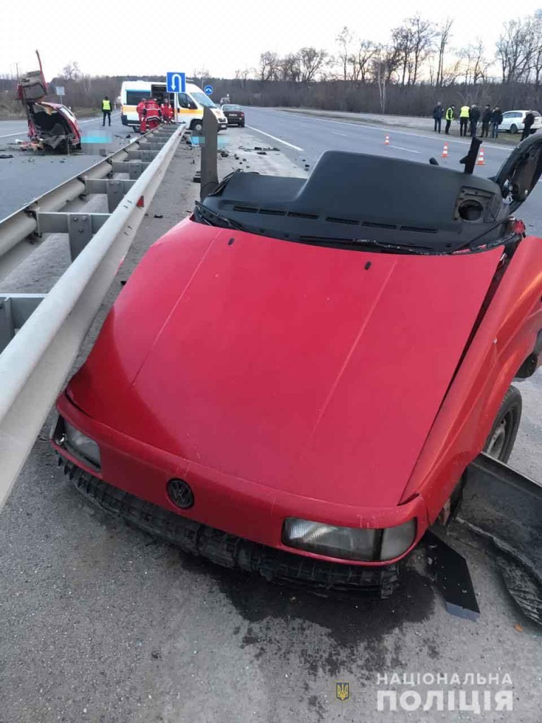 Под Винницей от удара об отбойник автомобиль разорвало пополам, есть погибшие