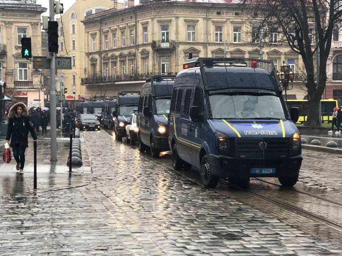 Гриценко заявил: во Львове на встречу с Порошенко сгоняют военных в гражданском