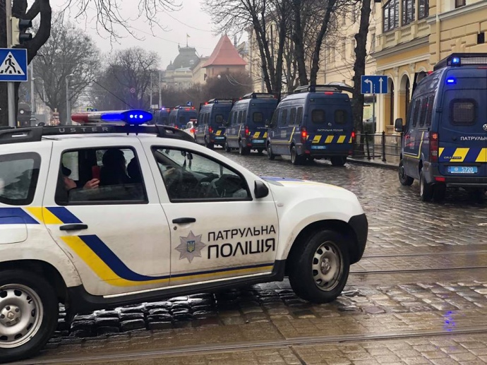 во Львове на встречу с Порошенко сгоняют военных в гражданском
