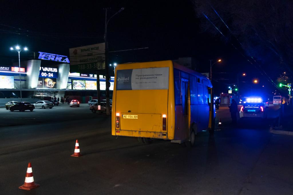 В Днепре маршрутка сбила женщину