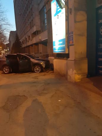 Погоня, стрельба и разбитый автомобиль полиции: что происходило