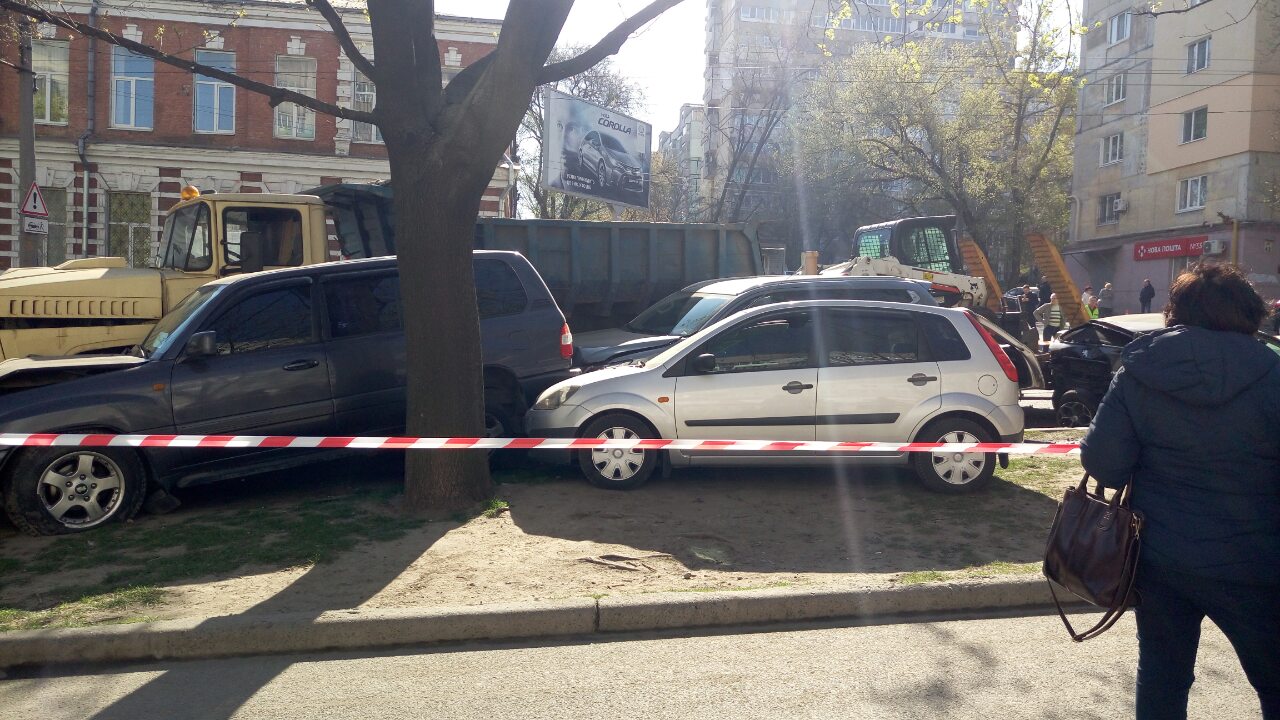 В Днепре на пр.Поля КрАЗ снес 11 машин
