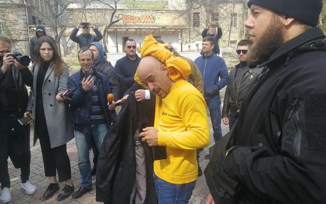 Найема облили нечистотами