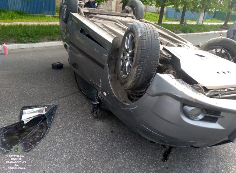 Автівка на великій швидкості наїхала на камінь і перекинулася