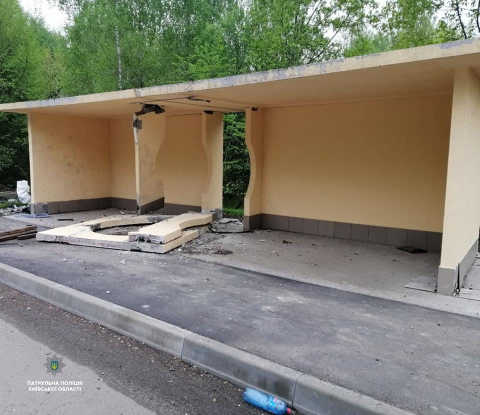 У Київській області авто врізалося у зупинку, серед травмованих 2-річна дитина