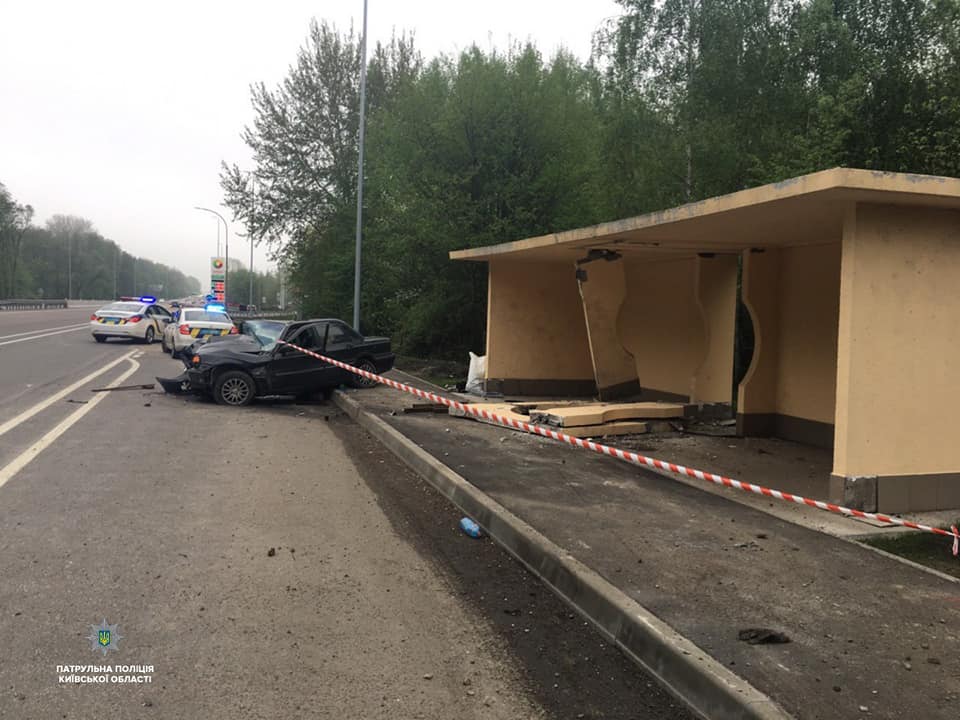 авто врізалося у зупинку, серед травмованих 2-річна дитина