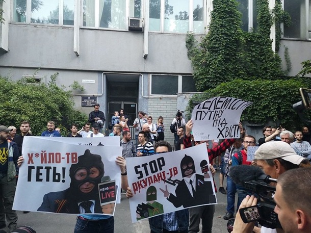В Киеве здание NewsOne закидали шашками