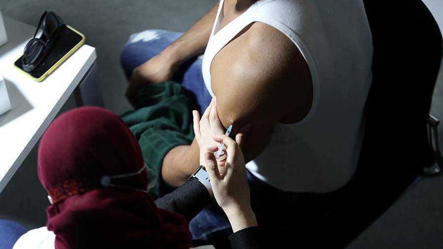 В Израиле у 13 человек произошел лицевой паралич после прививки Pfizer