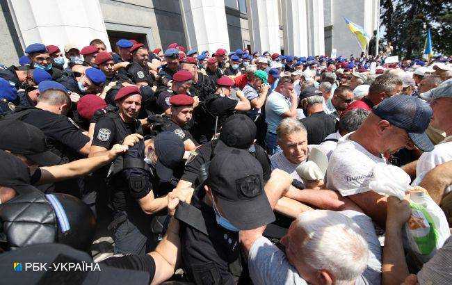 Протест під Радою: поліція застосувала сльозогінний газ проти ветеранів-силовиків