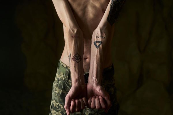 "Ніколи не хотів виглядати жертвою": фотографи показали знімки захисника Азовсталі "Ореста" після полону3