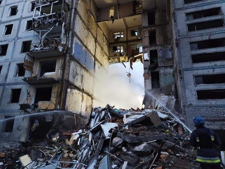 Запоріжжя у вогні: у ДСНС показали наслідки нічних ракетних обстрілів 4