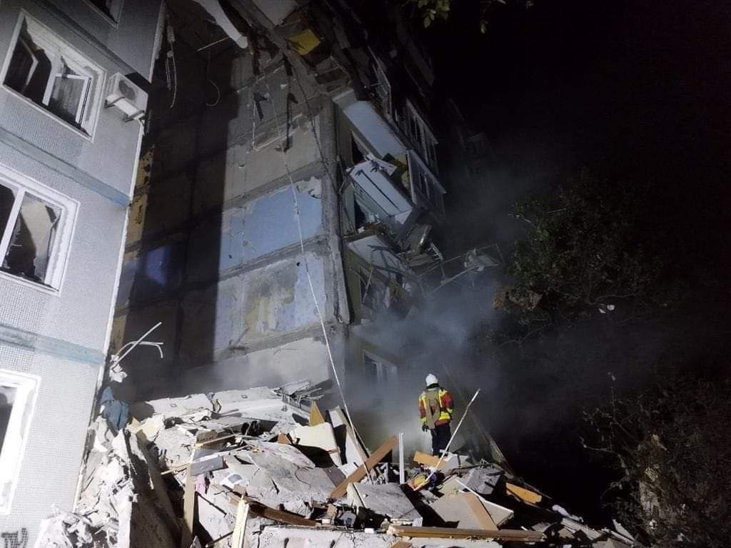 Запоріжжя у вогні: у ДСНС показали наслідки нічних ракетних обстрілів 1