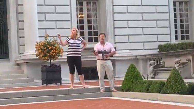 В США белая пара вышла с оружием защищать свой дом от активистов Black Lives Matters.